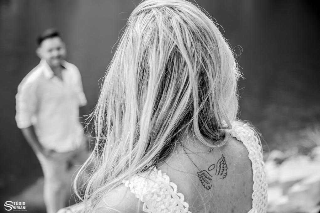 foto com tatuagem do casal no ensaio pre wedding