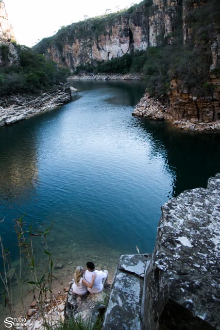 ensaio fotográfico pre wedding em capitólio sentados namorando nos canions