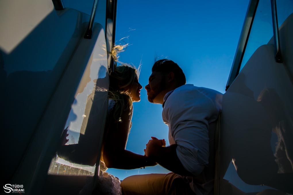 Silhoeta e mãos dadas no ensaio fotoráfico em capitólio com casal de uberlandia