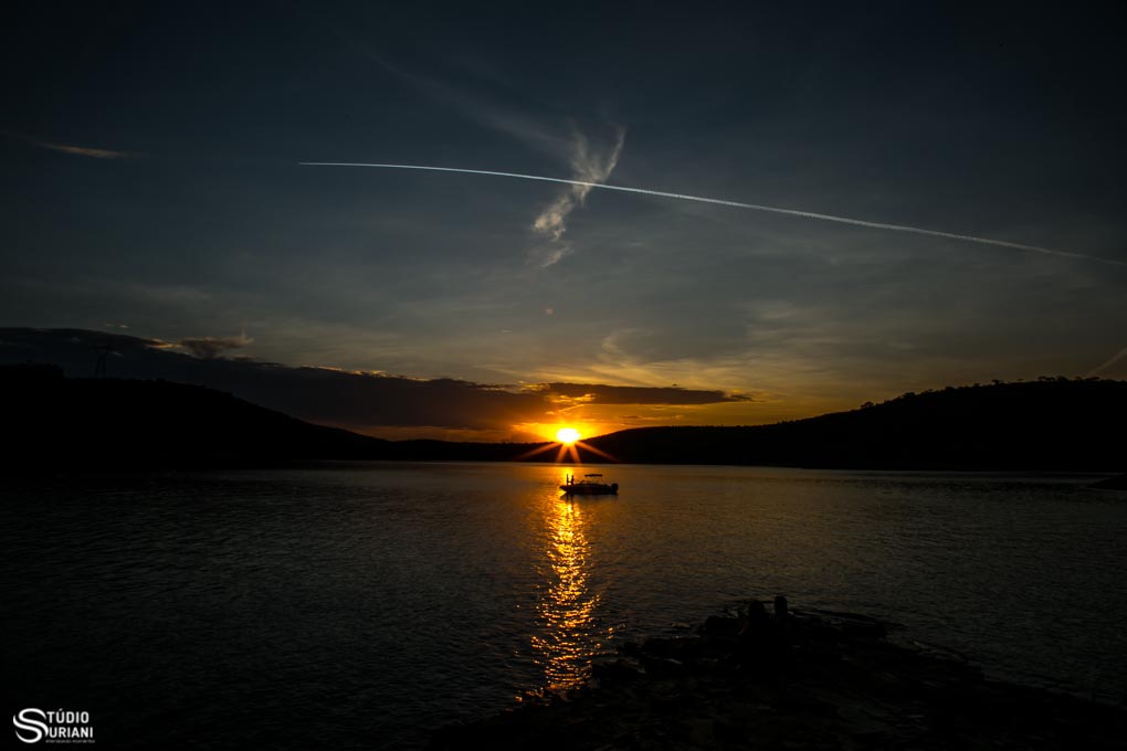 lindo por do sol em capitólio ms com noivos no barco