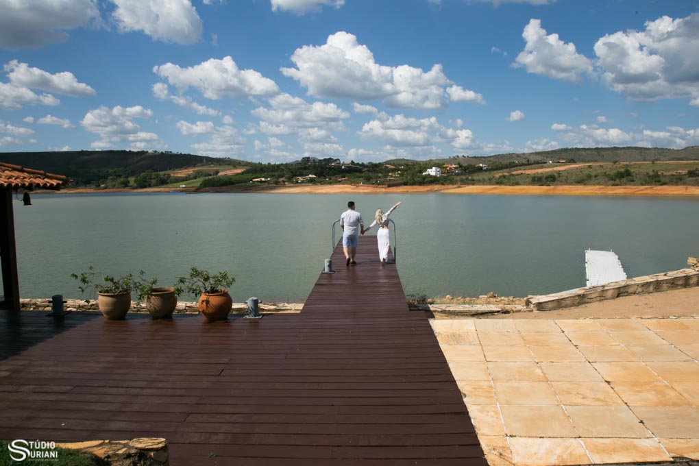 fotos na beira do lago de furnas com casal se divertindo com um céu azul maravilhoso