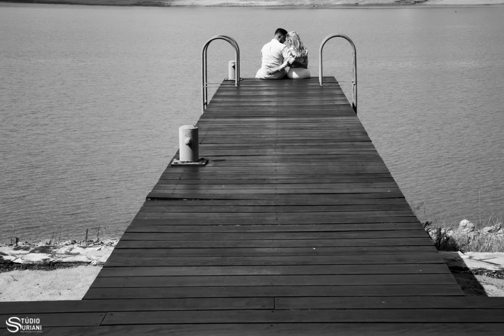 sentados na beira do lado namorando no ensaio externo do casal antes do casamento em furnanas