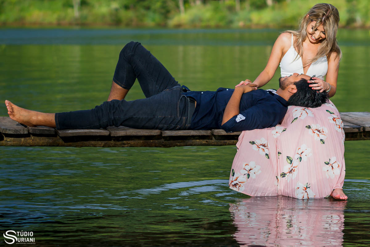 Noivo deitado no colo da noiva curtindo ensaio antes do casamento 
