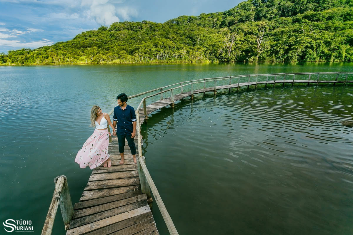Foto em ponte de madeira em Uberlândia no restaurante trilha leite 