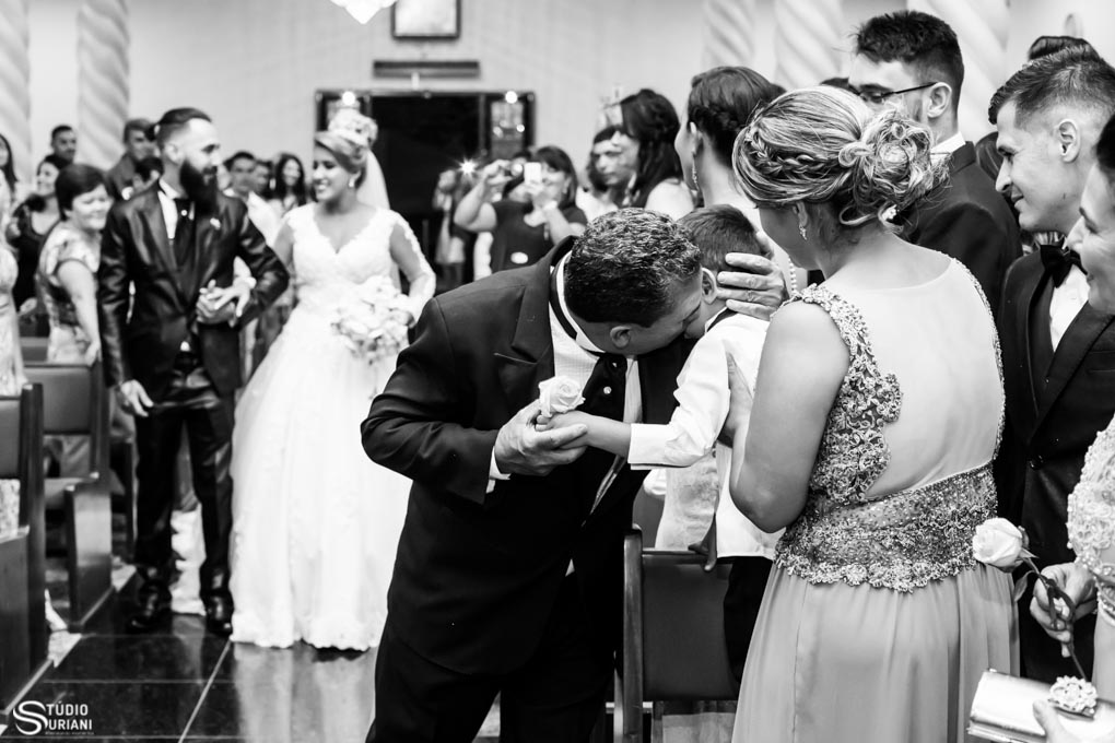 pai emocionando beijando o sobrinho na igreja em uberlandia no casamento de angelina e ratinho