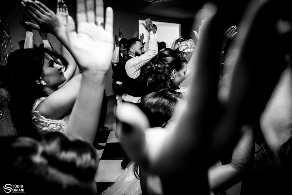 dança dos noivos com os padrinho