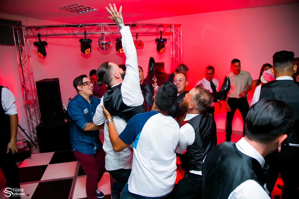 amigos jogando o noivo para o teto na pista de dança animada em uberlandia