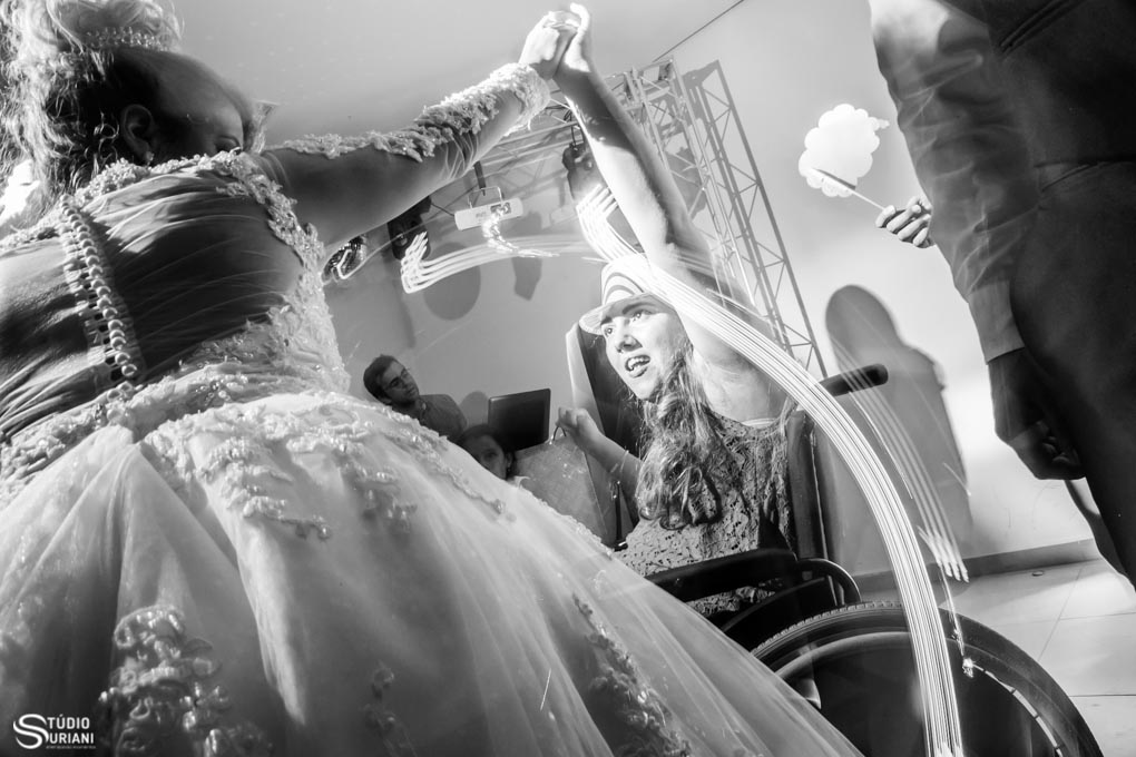 noiva dançando com a irmã do noivo na pista de dança no casamento