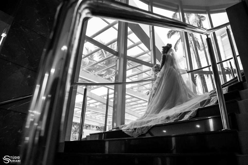 lindo vestido de noiva do ateliê maisa pires de uberlandia mg sendo fotografaca no hotel plaza shopping