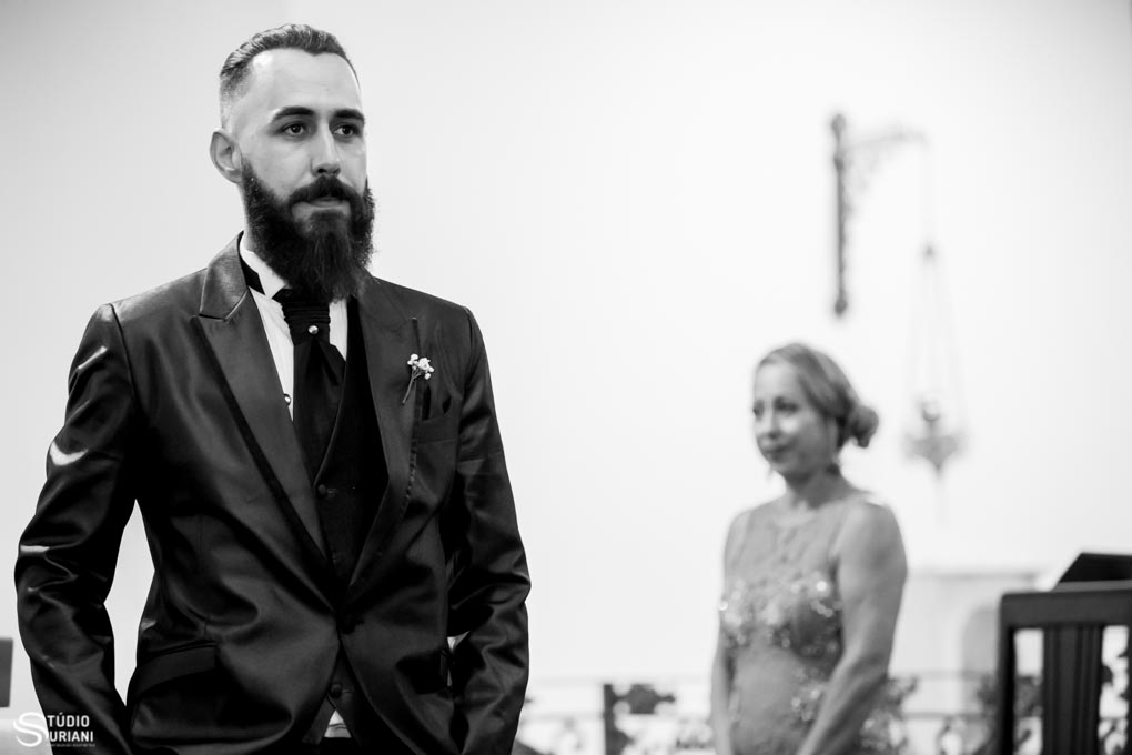 noivo nervoso no altar da igreja esperando a entrada da noiva que chegou de fusca no casamento