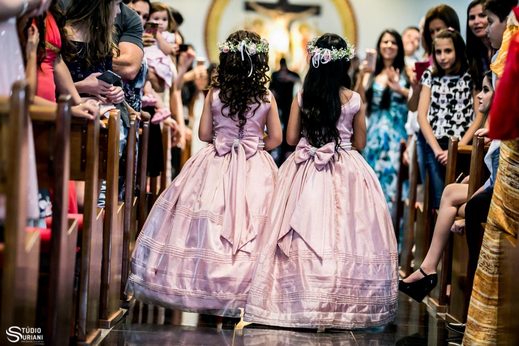 vestido para floristas de casamento na igreja são cristóvão em uberlandia mg com vestido rosa laço e coroinha de flores naturais