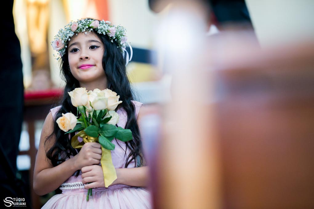 Linda florista sorrindo para a noiva durante