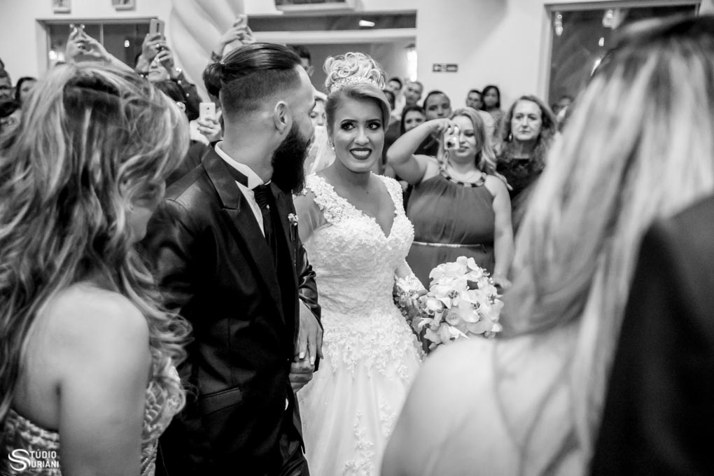 noiva olhando pela primeira vez o noivo no corredor da igreja em belo horizonte