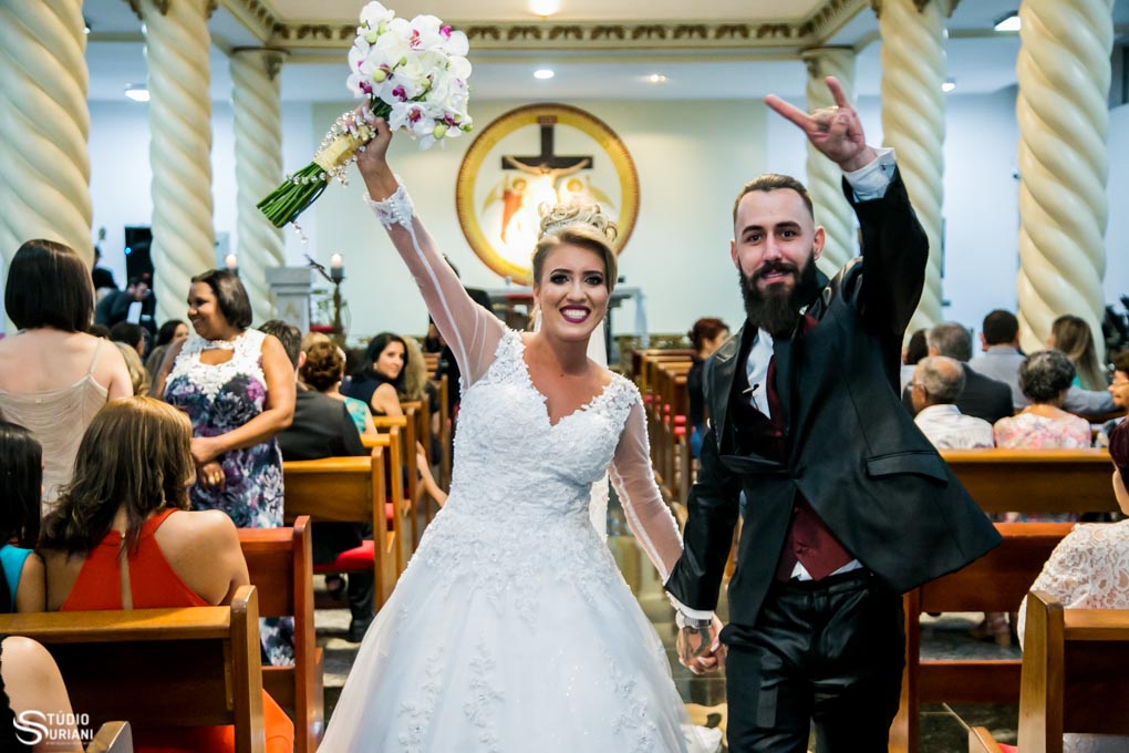 saida dos noivos com lindo destido de noiva do atelie maisa pires com muque de orquideas brancas