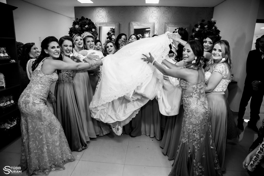 madrinhas jogando a noiva para cima