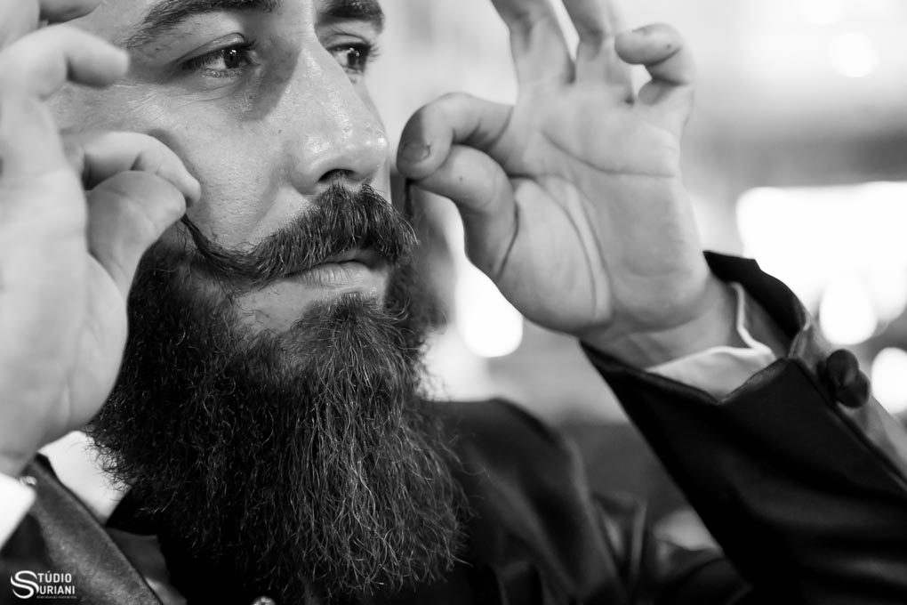 arrumando o bigode para se casar em barbearia