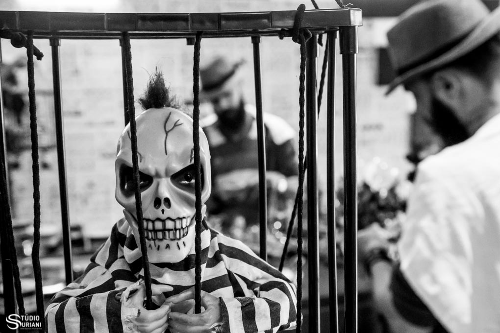 noivo indo para a forca com fotograngraçada de caveira no making of em belo horizonte