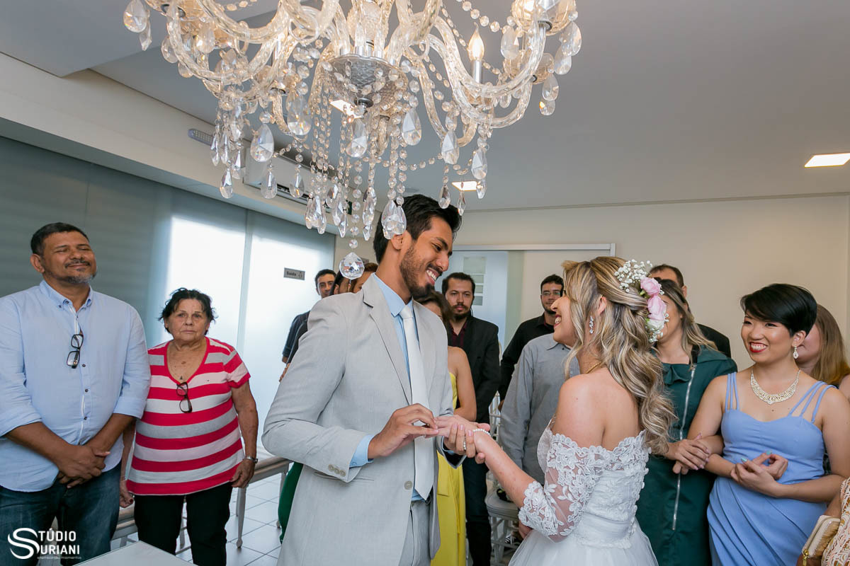 Lindo local para casamento em Uberlândia com lustre maravilhoso e juiz e paz com fotógrafo Rogério Suriani