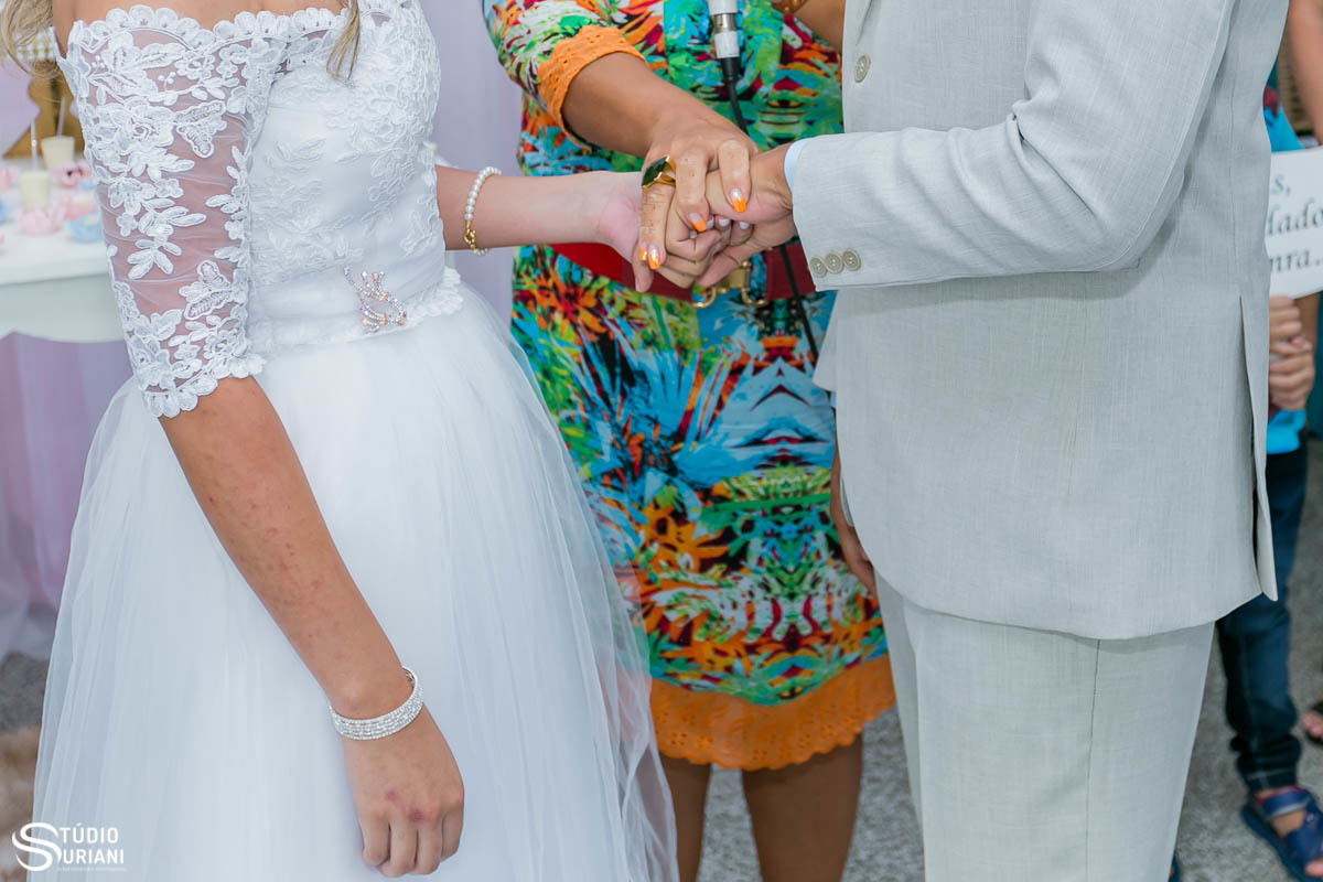 Noiva usando lindo assessoria e puceira durante o casamento, e pastora com vestido colorido e alegre   