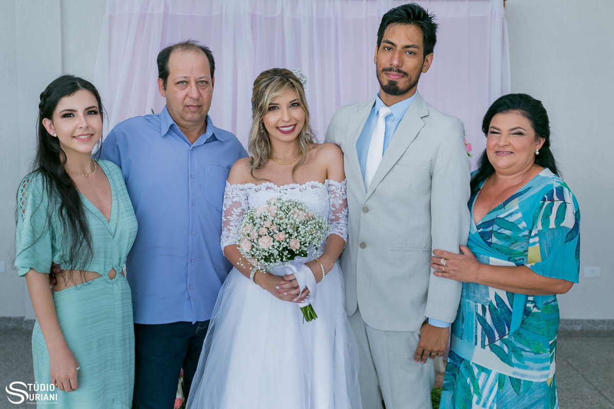 Foto com a família da noiva na mesa do bolo 