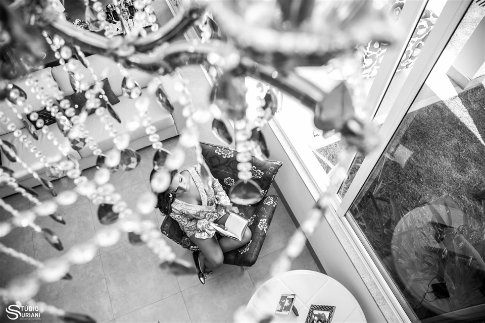 Book de 15 nos em casa com lustre e lendo livro