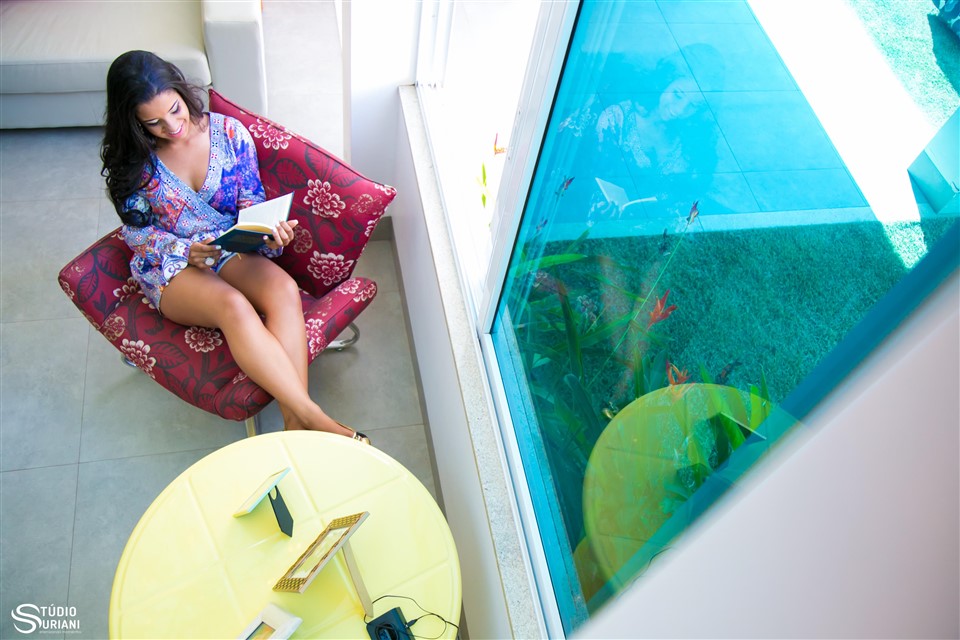 debuntande fotografada endo livro em linda casa em condomínio fechado em uberlandia