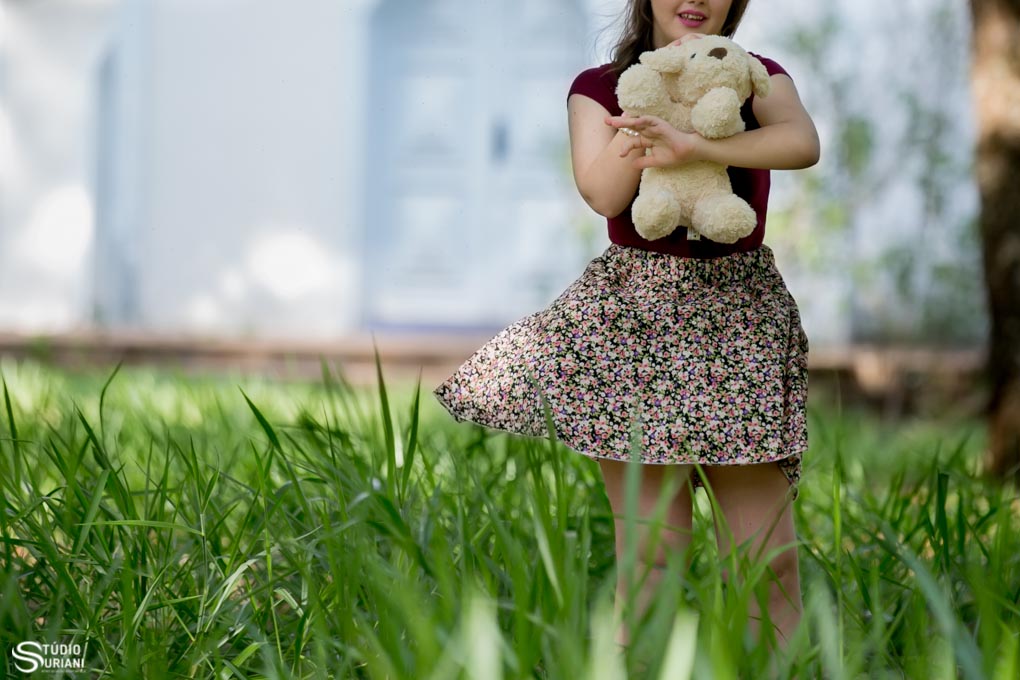 foto com ursinho em ensaio fotográfico e vestido voando