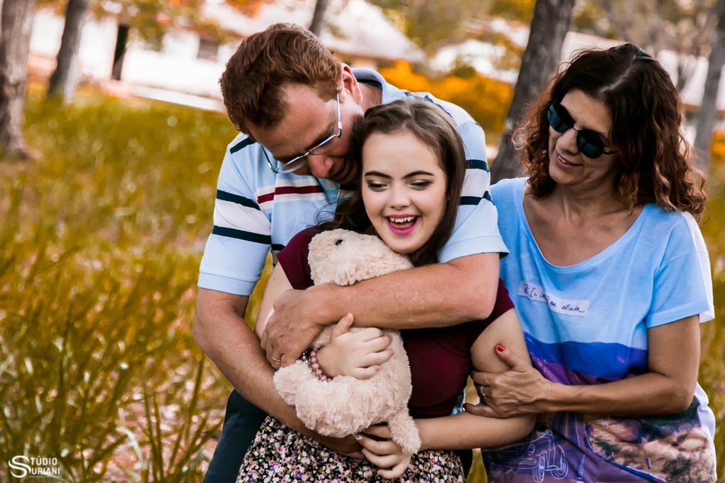 fotógrado de familia natural com pai e mãe