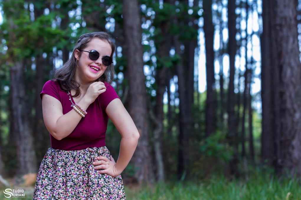 foto com óculos de sol na floresra