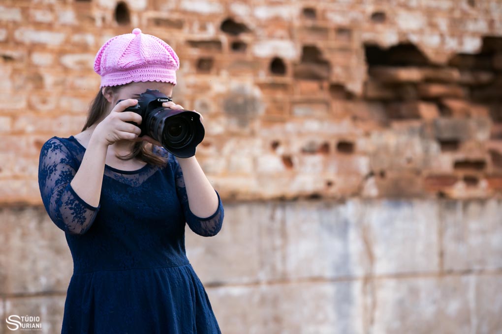 izabela fotografando com camera canon no book de 15 anos