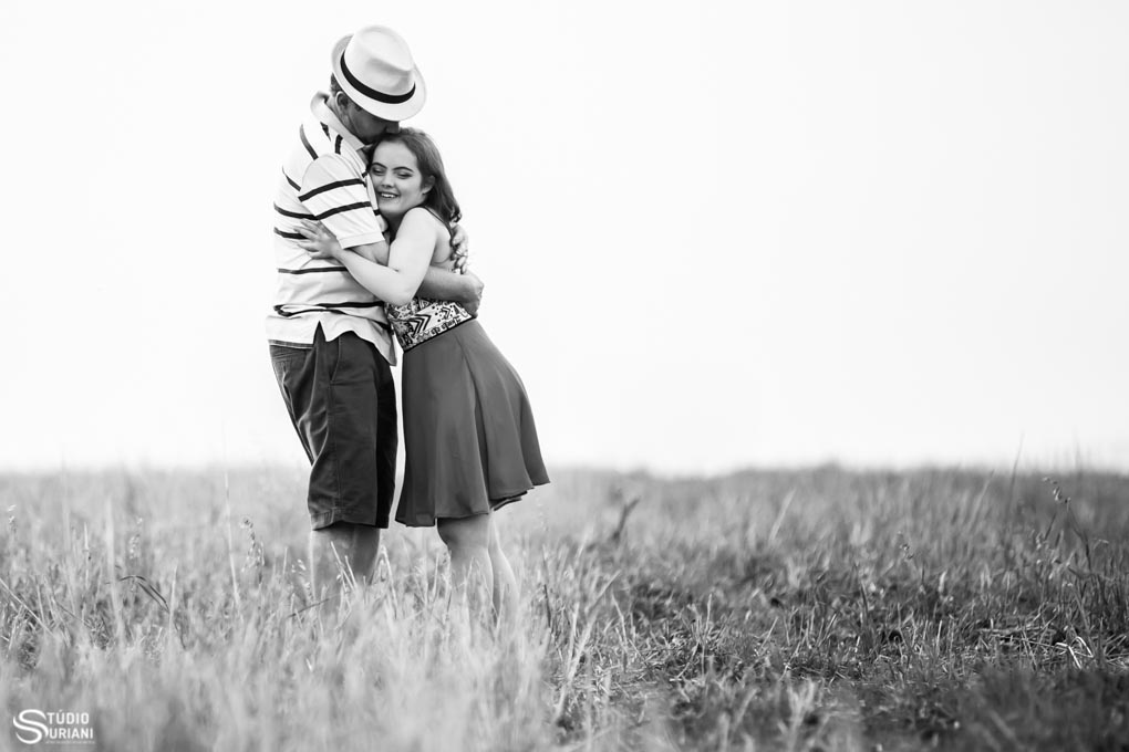 ensaio fotográfico com o pai em plantação dando um abraço gostoso na filha