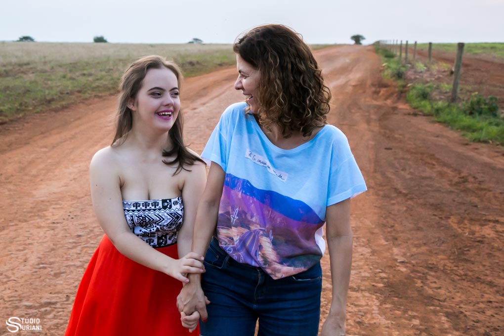 se divertindo com a mãe durante ensaio fotográfico de debutante
