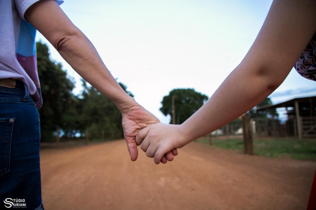caminhada com a mãe no ensaio fotográfico
