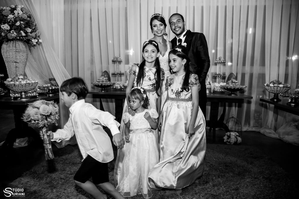 page saindo correndo com o buque da noiva na receoção do casamento de fernando e leticia