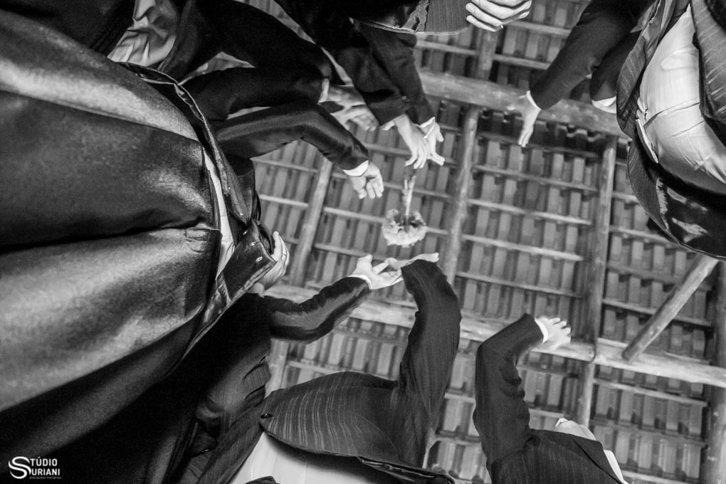 Buque da noiva sendo jugado par acima pelos padrinhos