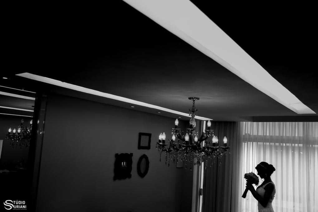 fotos de noiva no salão com lindo lustre e decoração
