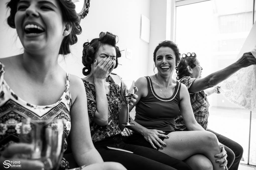 madrinhas rindo e shorando na making of da noiva em uberlandia