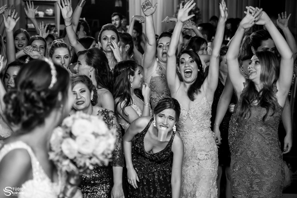 madrinhas gritando como loucas na hora do buque