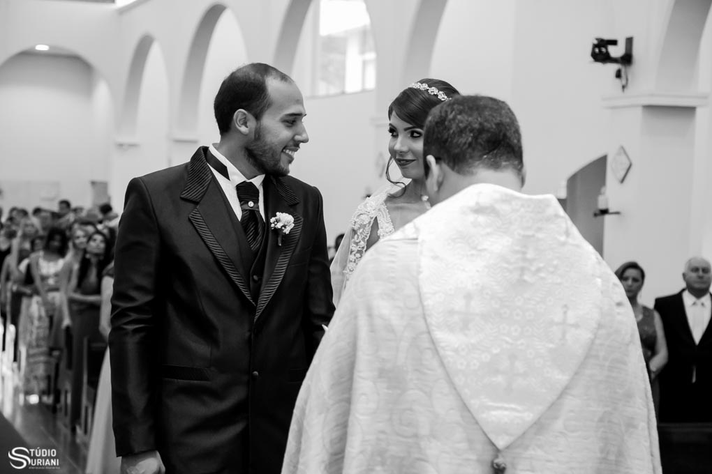 primeira olhar dos noivos no altar com terno armani e vestido de noiva maisa pires atelie na igreja católica