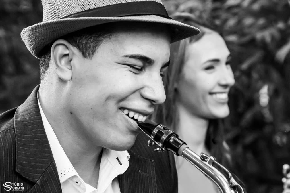 ensaio tocando intrumento musical de sopro