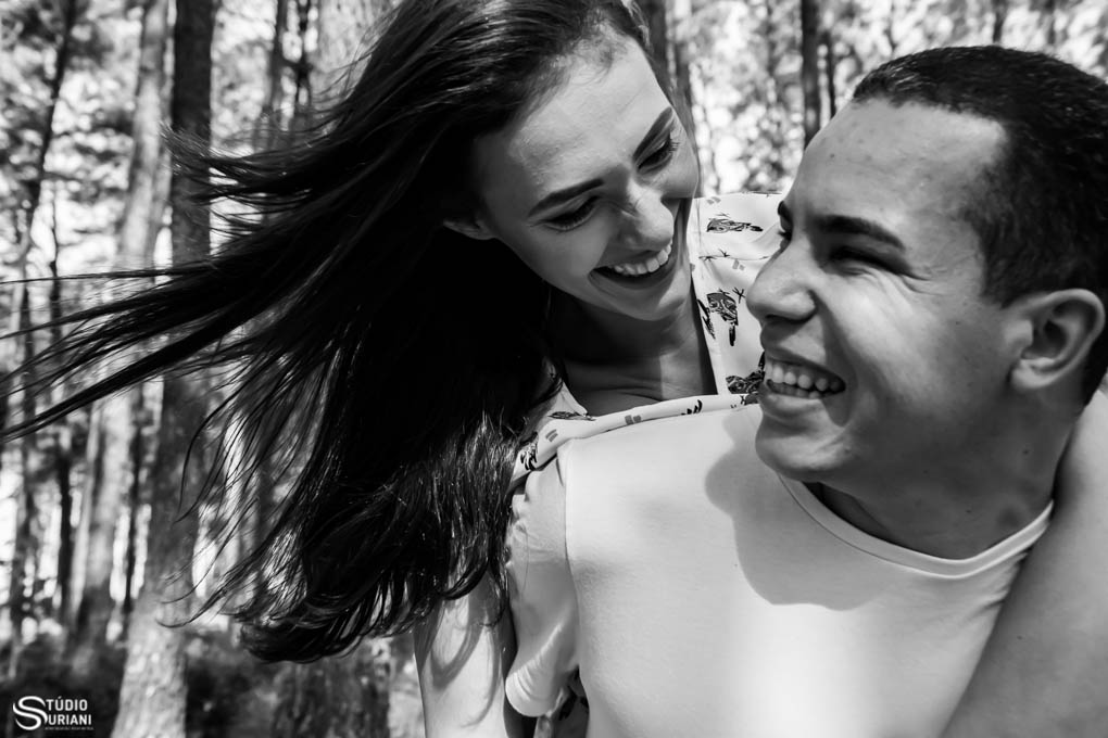 poses para ensaio de casal na floresta em uberlandia