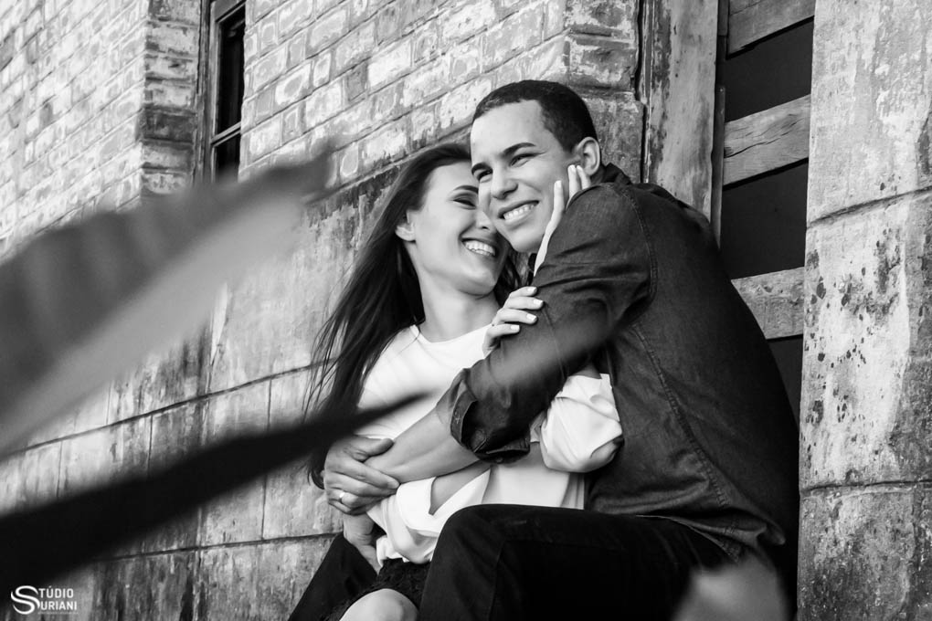 book fotográfico de casamento com casal se abraçando e se divertindo no ensaio fotográico