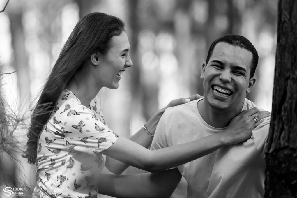 se divertindo durante o ensaio fotográfico com um dos melhores fotógrafos de casamento de uberlandia