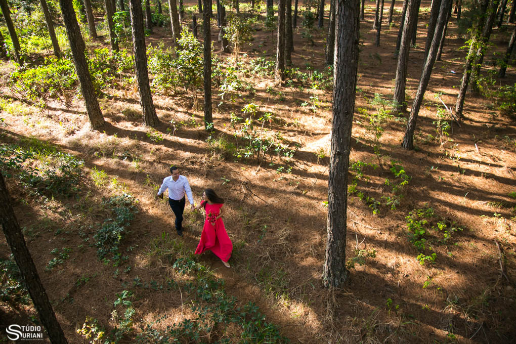 correngo na floresta no ensaio fotográfico pre wedding em uberlandia