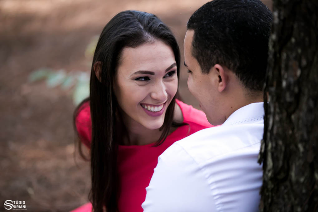 olhando apaixonada para o noivo durante no ensaio pré wedding