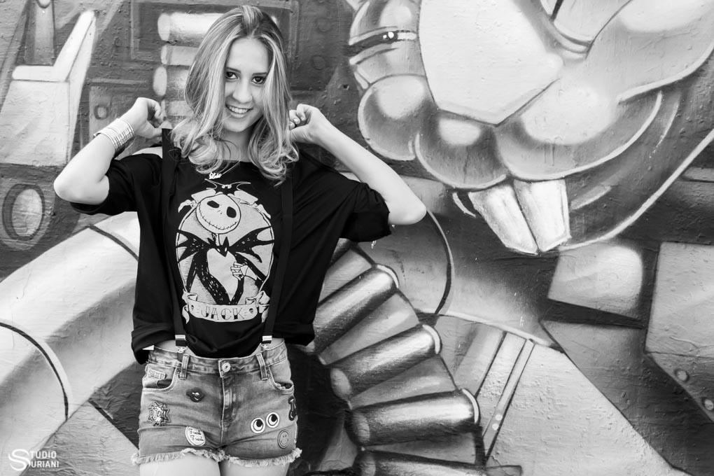 15 anos com look despojado camiseta de aveira e sispensório