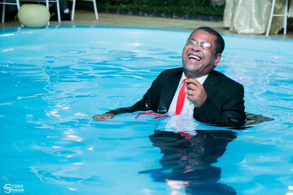 pai do noivo cai na piscina durante o casamento