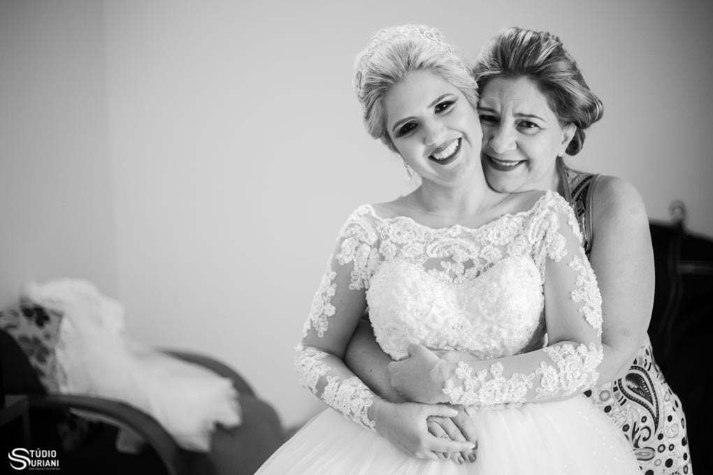 mãe emocionada abraçando a noiva no making of da noiva
