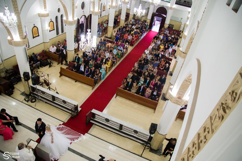igreja lotada no casamento na igreja católica com tapete vermelho