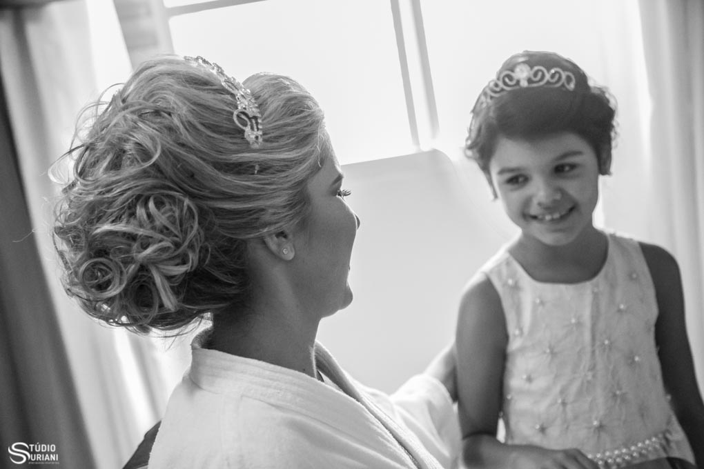 daminha com a noiva no making of no salão edson amorim